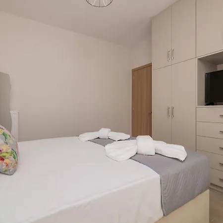 Emyria-Maisonette Apartment With Roof Terrace